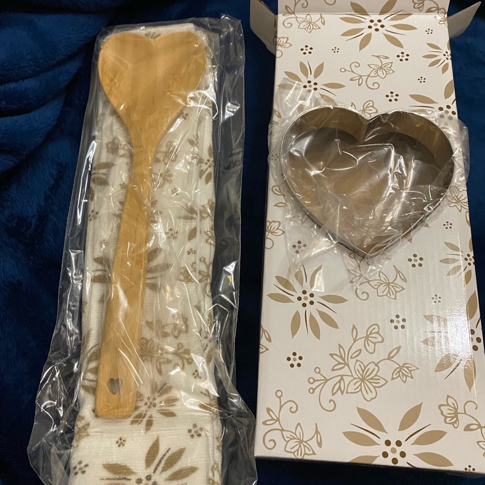 Floral Brown and white towel, Spoon and Cookie Cutter Hift Set - Picture 2 of 6